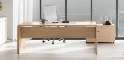 Scrivania pannellata da 200 x 90 cm con piano in truciolare spessore 38 mm rivestito con resine melaminiche antiriflesso, gambe in truciolare con vena orizzontale e sporgenza laterale di 17 mm, abbinata a mobile contenitore su ruote da 90 x 59 cm con 5 ruote piroettanti, cassetti con sistema antiribaltamento e guide a rullo a estrazione parziale.