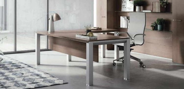Scrivania a ponte angolare da 180 x 190 cm con piano in truciolare spessore 38 mm nobilitato con resine melaminiche antiriflesso, bordi in ABS da 2 mm con spigoli smussati, struttura metallica con piedini regolabili in ABS con inserto in acciaio, modesty panel alto 300 mm con spazio di 65 mm per passaggio cavi e cassettiera su ruote a 3 cassetti in melaminico.