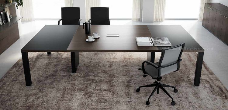 Tavolo riunioni da 320 x 160 cm con piano principale in truciolare spessore 38 mm rivestito con resine melaminiche antiriflesso, piani terminali in vetro temprato spessore 10 mm acidato sul lato superiore e verniciato sul lato inferiore, incollati su base in truciolare da 28 mm, gambe terminali e intermedie in acciaio con carter per l’occultamento dei cavi.