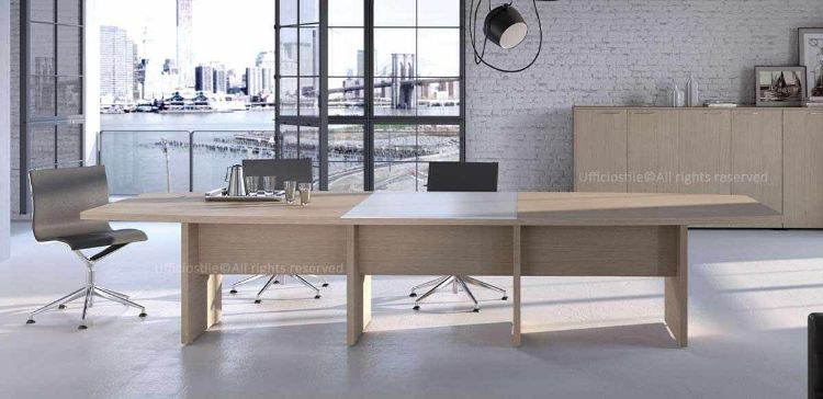 Tavolo riunioni da 370 x 120 cm con piano principale in truciolare spessore 38 mm rivestito in melaminico antiriflesso e bordato in ABS, inserto centrale in vetro temprato spessore 10 mm acidato sul lato superiore e verniciato sul lato inferiore, gambe terminali e intermedie in acciaio con carter per l’occultamento dei cavi.