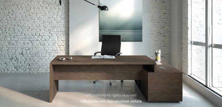 Scrivania pannellata angolare da 215 x 165 cm con piano in nobilitato melaminico, struttura in truciolare ad alta densità spessore 38 mm rivestita con resine melaminiche antiriflesso, bordi in ABS da 2 mm, gamba laterale sporgente di 17 mm e mobile di servizio portante integrato con ante scorrevoli per archiviazione documenti e materiali di lavoro.
