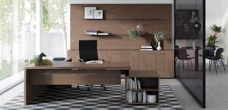 Scrivania pannellata angolare da 220 x 190 cm con piano in truciolare nobilitato spessore 38 mm, bordi in ABS da 2 mm, modesty panel, allungo laterale con piano in vetro temprato da 10 mm incollato su supporto in truciolare spessore 28 mm e mobile di servizio portante con cassettiera a tre cassetti e vano a giorno porta PC.