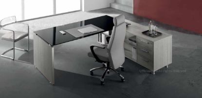 Scrivania direzionale con piano in vetro temperato retroverniciato da 180 x 90 cm, mobile di servizio collegato con tre cassetti con serratura e due ripiani a giorno, ingombro complessivo 200 x 180 cm, realizzata con materiali in conglomerato ligneo rivestito in melaminico classe E1 a bassa emissione di formaldeide.