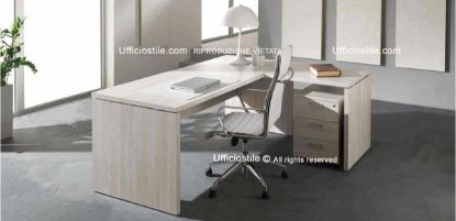 Scrivania angolare direzionale Comp. 90 in pronta consegna con piano da 180 x 90 cm spessore 38 mm in conglomerato ligneo rivestito in melaminico classe E1, allungo scrivania con fianco pannellato da 100 x 60 cm e cassettiera su ruote a tre cassetti con serratura, ideale per uffici direzionali funzionali e robusti.