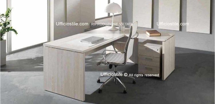 Scrivania angolare direzionale Comp. 90 in pronta consegna con piano da 180 x 90 cm spessore 38 mm in conglomerato ligneo rivestito in melaminico classe E1, allungo scrivania con fianco pannellato da 100 x 60 cm e cassettiera su ruote a tre cassetti con serratura, ideale per uffici direzionali funzionali e robusti.