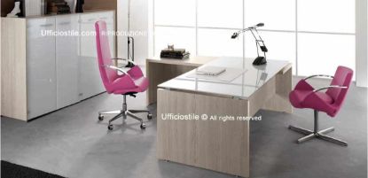Postazione ufficio completa con scrivania direzionale dotata di piano in vetro temperato retroverniciato bianco spessore 10 mm, allungo laterale pannellato, ingombro complessivo 200 x 190 cm e libreria media a 4 ante in vetro temperato retroverniciato bianco completa di top, realizzata in conglomerato ligneo rivestito in melaminico classe E1.