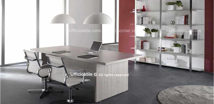 Tavolo riunioni pannellato da 240 x 110 cm con piano e fianchi in conglomerato ligneo spessore 38 mm rivestiti in melaminico classe E1 a bassa emissione di formaldeide, struttura solida e design essenziale per sale riunioni operative o direzionali.