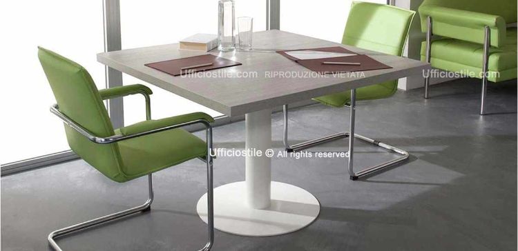 Tavolo quadrato per piccole riunioni da 110 x 110 cm con piano in conglomerato ligneo spessore 38 mm rivestito in melaminico, base piantana metallica centrale verniciata, struttura stabile e design compatto per piccoli spazi di lavoro o sale riunioni informali.