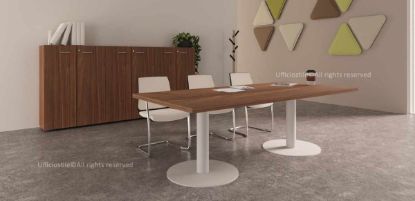 Composizione per sala riunioni con tavolo da 240 x 110 cm con piano in conglomerato ligneo spessore 38 mm rivestito in melaminico classe E1, struttura con gamboni metallici disponibili in finitura bianco o grigio e libreria media a sei ante con serrature, ideale per organizzare documenti e materiali di lavoro in modo ordinato e sicuro.