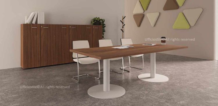 Composizione per sala riunioni con tavolo da 240 x 110 cm con piano in conglomerato ligneo spessore 38 mm rivestito in melaminico classe E1, struttura con gamboni metallici disponibili in finitura bianco o grigio e libreria media a sei ante con serrature, ideale per organizzare documenti e materiali di lavoro in modo ordinato e sicuro.
