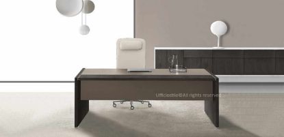 Scrivania direzionale indipendente da 204 cm con piano lato operatore e modesty panel in melaminico a contrasto nelle finiture nocciola o cappuccino, realizzata in conglomerato ligneo spessore 38 mm e pensata per uffici professionali moderni.