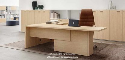 Scrivania direzionale Linea 410 con allungo complanare collegato, piano di lavoro lato operatore e veletta frontale in conglomerato ligneo spessore 38 mm rivestito melaminico, disponibile nelle finiture bianco, noce e rovere chiaro per uffici direzionali moderni.