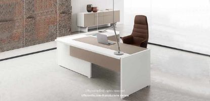 Scrivania direzionale da 180 cm con piano scorrevole lato operatore e modesty panel in melaminico, piano fisso parallelo con spazzolina nera per la gestione dei cavi, mobile di servizio portante con ripiano interno, anta scorrevole soft-closing e serratura, realizzata in conglomerato ligneo spessore 38 mm con finiture cappuccino o nocciola.