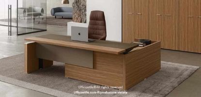 Composizione direzionale con scrivania dotata di piano elevabile e modesty panel in melaminico cappuccino o nocciola, mobile di servizio portante con ripiano interno, anta scorrevole soft-closing e serratura, realizzata in conglomerato ligneo spessore 38 mm con ingombro complessivo 180 x 214 x 75–141 cm.