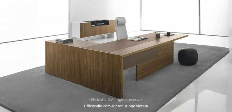 Scrivania direzionale Linea 410 con allungo complanare, piano in conglomerato ligneo spessore 38 mm rivestito in melaminico, veletta frontale coordinata, finiture a contrasto cappuccino o nocciola e configurazione pensata per uffici direzionali moderni.