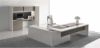 Composizione direzionale con scrivania dotata di piano scorrevole lato operatore, modesty panel in melaminico nocciola o cappuccino, mobile di servizio portante con anta scorrevole soft-closing e serratura, contenitore multifunzionale con ante scorrevoli, top access per gestione cavi, cassettiera e vano appendiabiti.