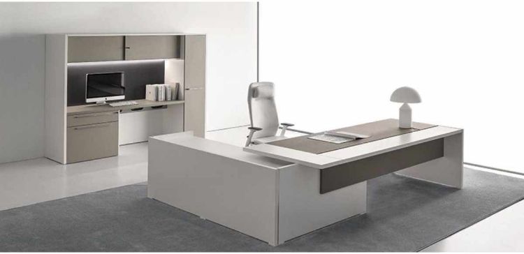 Composizione direzionale con scrivania dotata di piano scorrevole lato operatore, modesty panel in melaminico nocciola o cappuccino, mobile di servizio portante con anta scorrevole soft-closing e serratura, contenitore multifunzionale con ante scorrevoli, top access per gestione cavi, cassettiera e vano appendiabiti.