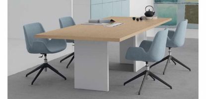 Tavolo riunioni rettangolare Linea 410 da 240 x 120 cm, realizzato in conglomerato ligneo spessore 38 mm con rivestimento melaminico classe E1 a bassa emissione di formaldeide, disponibile nelle finiture bianco, noce e rovere chiaro per sale meeting e uffici direzionali.