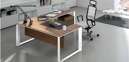 Scrivania angolare direzionale con gambe trapezoidali in alluminio estruso, piano in conglomerato ligneo rivestito in melaminico, veletta di cortesia, allungo laterale da 120 x 60 cm, sottomano in pelle nero e cassettiera su ruote a 3 cassetti con serratura, ideale per uffici direzionali e spazi di rappresentanza.