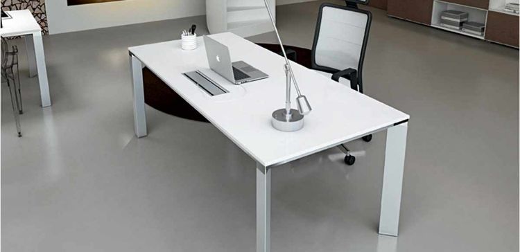 Scrivania direzionale da 180 x 90 cm con piano in laminato bianco lucido antigraffio, realizzato in conglomerato ligneo spessore 16 mm con rivestimento in laminato lucido da 1,2 mm, struttura in estruso di alluminio e top access per la gestione della cavetteria disponibile come accessorio opzionale.