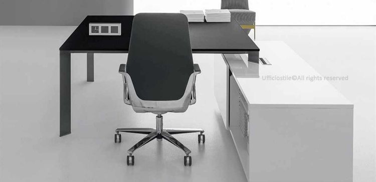 Composizione Ufficiostile con tavolo quadrato da 160 x 160 cm con piano in MDF spessore 18 mm rivestito in melaminico nero opaco e mobile di servizio portante bianco lucido con vano centrale per aerazione e cablaggi, passacavi in alluminio con sportello e spazzolina, anta scorrevole su binari in alluminio e meccanismo soft-closing.