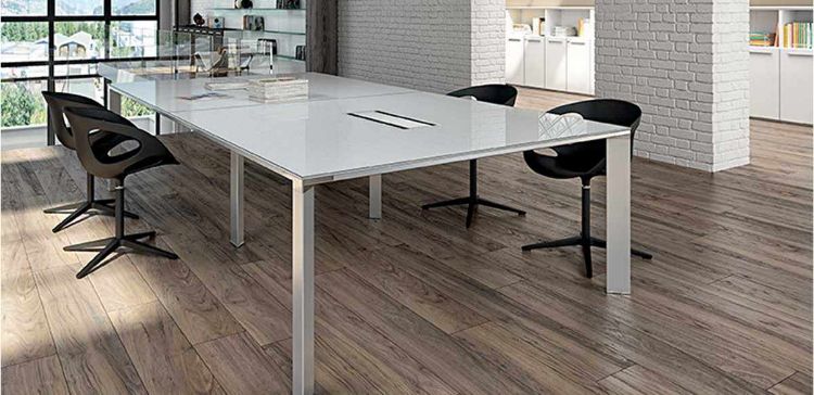 Tavolo riunioni rettangolare da 320 x 160 cm composto da 2 moduli indipendenti con piani in vetro temprato extra-chiaro spessore 10 mm, retrolaccato bianco con superficie acidata, bordi perimetrali lavorati a filo lucido, 2 top access con coperchio a ribalta, gambe terminali e gambe centrali rientrate in estruso di alluminio a forma trapezoidale.