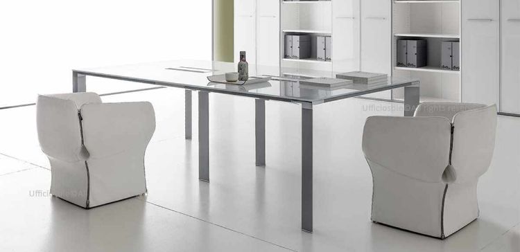Tavolo riunioni rettangolare da 240 x 120 cm con 2 moduli di piano in vetro temprato extra-chiaro spessore 10 mm, finitura lucida retrolaccata bianca, bordi lavorati a filo lucido, 2 top access con coperchio a ribalta, gambe terminali e gambe centrali rientrate in estruso di alluminio a forma trapezoidale.