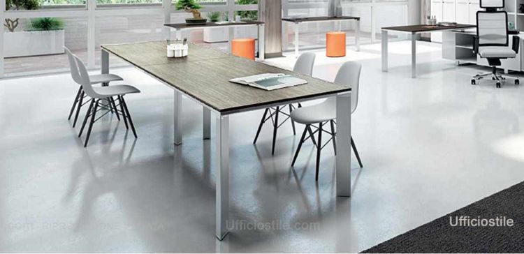 Tavolo conference rettangolare da 320 x 80 cm con piano unico in conglomerato ligneo spessore 18 mm rivestito in nobilitato melaminico, disponibile in quattro finiture, e gambe terminali in estruso di alluminio a forma trapezoidale, ideale per sale riunioni, sale conference e ambienti di lavoro con spazi limitati.