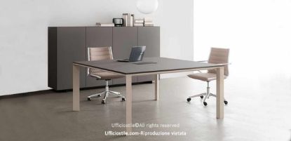 Tavolo riunioni quadrato Linea 472 da 160 x 160 cm con piano in MDF spessore 18 mm rivestito melaminico soft touch, disponibile nelle finiture bianco opaco, tortora, grafite, verde opaco e nero opaco, bordi perimetrali in ABS da 2 mm e top access integrato per la gestione ordinata dei cavi.
