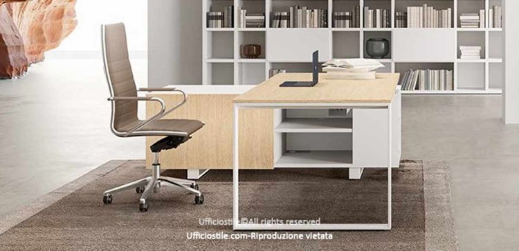 Scrivania direzionale Linea 472 da 180 cm con piano in conglomerato ligneo spessore 18 mm rivestito melaminico, bordi perimetrali in ABS spessore 2 mm e mobile di servizio portante con anta scorrevole lato operatore, struttura coordinata e finiture Noce Maroncelli, Rovere Chiaro, Rovere Scuro o Rovere Naturale.