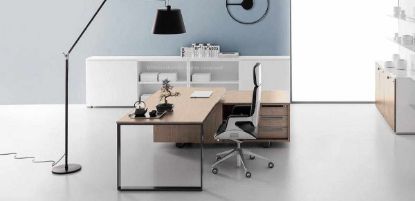 Scrivania direzionale Linea 472 con piano in conglomerato ligneo spessore 18 mm rivestito melaminico, bordi perimetrali in ABS spessore 2 mm, mobile di servizio portante con cassettiera a 3 cassetti con serratura, anta scorrevole lato operatore e finiture Noce Maroncelli, Rovere Chiaro, Rovere Tabacco o Rovere Moro.