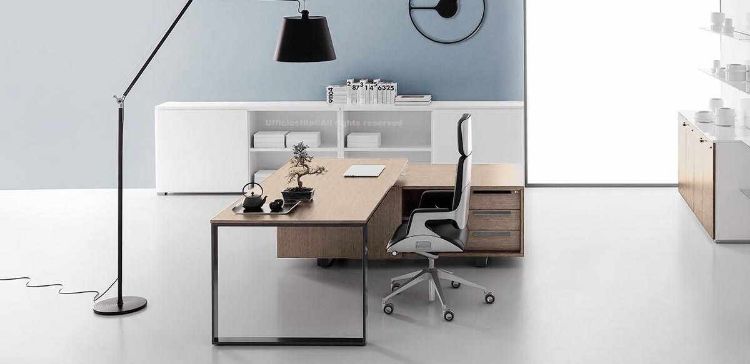 Scrivania direzionale Linea 472 con piano in conglomerato ligneo spessore 18 mm rivestito melaminico, bordi perimetrali in ABS spessore 2 mm, mobile di servizio portante con cassettiera a 3 cassetti con serratura, anta scorrevole lato operatore e finiture Noce Maroncelli, Rovere Chiaro, Rovere Tabacco o Rovere Moro.
