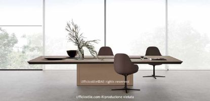 Tavolo riunioni da 320 x 140 cm per sale conferenze e ambienti direzionali, con piano rettangolare in melaminico spessore 14 mm, bordo ABS 1,5 mm, base centrale in acciaio rivestita con pannelli laccati opaco, vano tecnico centrale con sportello flip-top integrato e predisposizione per prese e accessori multimediali.