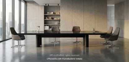 Tavolo riunioni in vetro da 320 x 140 cm con piano in vetro temperato retroverniciato spessore 12 mm, bordo filo lucido, colonne centrali passacavi in alluminio Ø 200 mm e vano tecnico centrale con flip-top a doppia apertura, completo di prese Schuko, Francia o UK, HDMI, USB-A e USB-C alimentate.