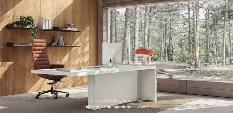 Scrivania executive Mux da 223 x 100 cm con piano in legno impiallacciato spessore 51 mm, struttura con elemento centrale e pannello laterale, consolle in finitura quarzo con anima in poliuretano rigido e pannelli di quarzo da 20 mm, cassettiera su ruote a 4 cassetti in finitura HPL e predisposizione VERSALIFT con prese power, USB Type A e USB Type C.