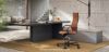 Scrivania executive Mux da 223 x 100 cm con piano in Fenix NTM spessore 52 mm, struttura con elemento centrale e pannello laterale, consolle in Oleomalta applicata su pannello da 50 mm, dettagli metallici nero RAL 9005 goffrato, mobile di servizio con 2 ante e cassetto laterale ad estrazione totale e cuscino dedicato per area lounge o attesa.