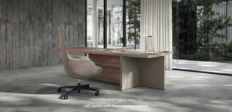 Scrivania direzionale Mux70 da 223 x 100 cm con piano in legno impiallacciato spessore 51 mm, struttura composta da elemento centrale e pannello laterale con telaio metallico, consolle in Oleomalta applicata su pannello da 50 mm con bordi ABS raggiati, piedini di regolazione e dettagli metallici nero RAL 9005 goffrato.