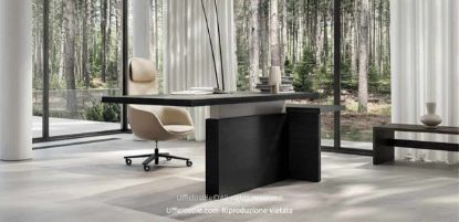 Scrivania direzionale elevabile Mux da 243 x 100 cm con piano in legno impiallacciato spessore 51 mm, consolle in Oleomalta applicata su pannello da 50 mm con bordi ABS raggiati, sistema regolabile in altezza con 2 colonne sezione 70 x 70 mm ed escursione di 40 cm, struttura metallica con piedini di regolazione e dettagli nero RAL 9005 goffrato.