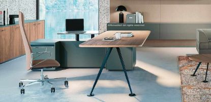 Scrivania direzionale con piano in truciolare nobilitato melaminico antiriflesso da 180 x 90 cm, bordi ABS con spigoli smussati, struttura in lamiera metallica con basi circolari antiscivolo e mobile di servizio portante laccato grigio verdastro da 203 x 60 cm con piano in vetro elevabile in altezza.