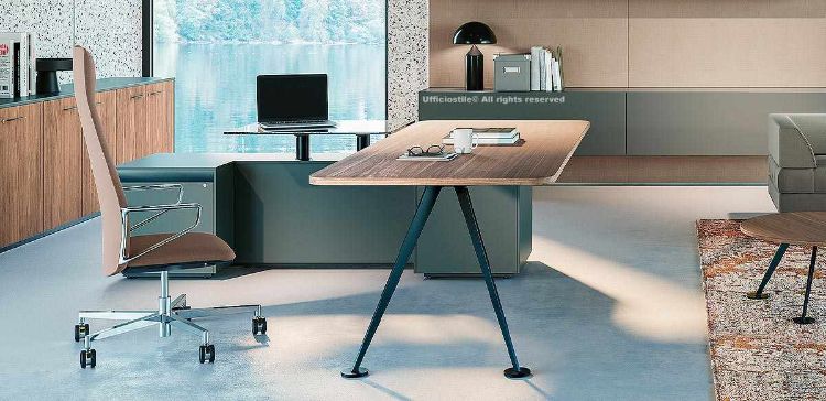 Scrivania direzionale con piano in truciolare nobilitato melaminico antiriflesso da 180 x 90 cm, bordi ABS con spigoli smussati, struttura in lamiera metallica con basi circolari antiscivolo e mobile di servizio portante laccato grigio verdastro da 203 x 60 cm con piano in vetro elevabile in altezza.
