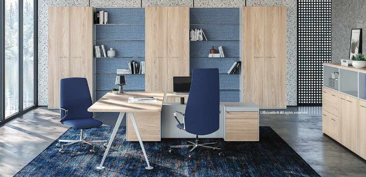 Composizione ufficio completo in finitura Olmo Chiaro con scrivania esecutiva 180 x 90 cm in melaminico spessore 28 mm, basi circolari, mobile di servizio portante da 203 x 60 cm con piano elevabile e cassettiera a 3 cassetti push-pull; nell’immagine sono presenti anche librerie coordinate non comprese nel prezzo.