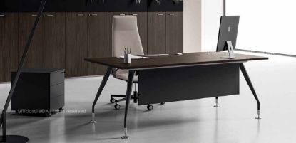 Scrivania da 200 cm con piano in conglomerato ligneo rivestito melaminico, struttura in tubolare metallico conico, modesty panel in MDF nero opaco e cassettiera metallica a 3 cassetti su ruote con serratura centralizzata e sistema antiribaltamento.