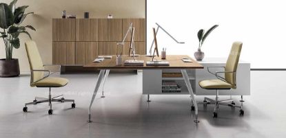 Tavolo scrivania quadrato da 160 cm con piano in conglomerato ligneo rivestito melaminico, struttura in tubolare metallico conico, mobile di servizio con anta scorrevole soft-closing, divisori interni, griglia metallica per aerazione e passacavi in alluminio con sportello e spazzolina.