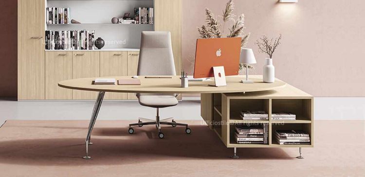 Tavolo scrivania ovale da 250 x 125 cm con piano in conglomerato ligneo rivestito melaminico, struttura in tubolare metallico conico verniciato cromo, mobile di servizio con anta scorrevole soft-closing, divisori interni, griglia metallica per aerazione e passacavi in alluminio con sportello e spazzolina.
