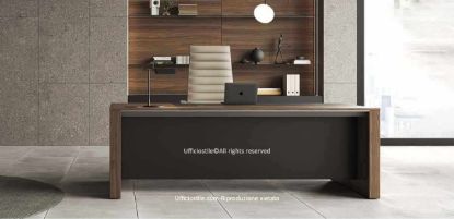 Scrivania direzionale Ono da 200 x 100 cm con piano impiallacciato in legno naturale, top scorrevole con escursione di 13 cm per accesso alla vasca di cablaggio, gambe pannellate, gonna strutturale da 130 x 2 x 55 cm e bordo perimetrale in tranciato di legno spessore 2 mm.