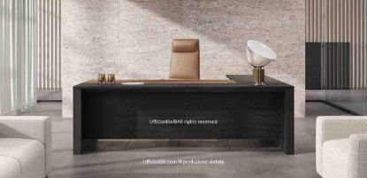 Scrivania direzionale angolare da 220 x 200 cm con piano in truciolare nobilitato, formelle in MDF rivestite in ecopelle, elemento centrale scorrevole su guide metalliche con escursione di 13 cm e accesso alla vasca di cablaggio sottopiano.