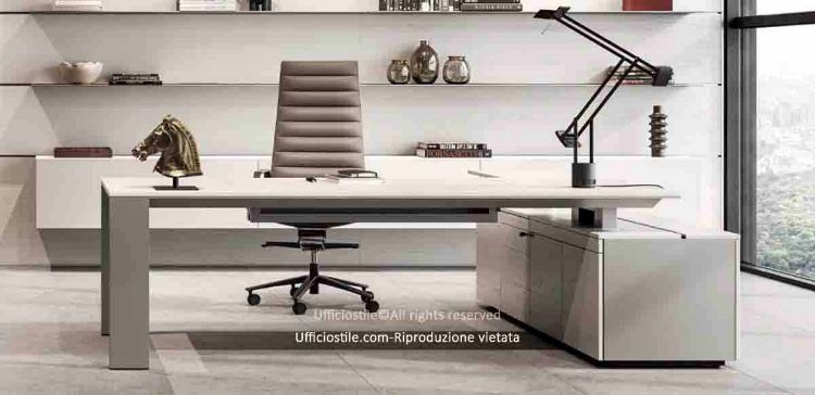Scrivania direzionale Ono con piano in melaminico 200 x 100 cm, sliding top e vasca di cablaggio inclusa, struttura a ponte in metallo a forma trapezoidale e mobile di servizio portante da 200 x 60 cm con vano tecnico con anta battente e serratura, tre cassetti con chiusura simultanea e piano di servizio elevabile fino a 105 cm.