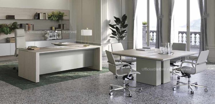 Scrivania direzionale angolare Ono da 200 x 200 cm con piani in essenza verniciata e formelle in MDF rivestite in vera pelle, formella centrale scorrevole con escursione di 10 cm, accesso diretto alla vasca di cablaggio sottopiano e tavolo riunioni coordinato con sottopiano melaminico, piano in legno, gamba rivestita in pelle e passaggio cavi integrato.