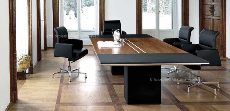 Tavolo riunioni rettangolare Ono da 240 x 120 x 75 h cm con piano in nobilitato disponibile in quattro finiture, terminali rivestiti in vera pelle, sottopiano spessore 38 mm con cornice in finitura nero o alluminio spazzolato, base centrale in MDF laccato nero o antracite e sistema top access centrale con sportello ribaltabile per la gestione dei cavi.