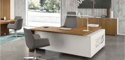 Scrivania direzionale moderna con box design, cassettiera e libreria, realizzata in conglomerato ligneo spessore 38 mm rivestito in melaminico bordato in ABS antiurto, disponibile nelle finiture noce canaletto, wengè e olmo, completa di allungo di servizio, box portante multiuso su piedini in metallo con schiena metallica design e sistema di cablaggio, cassettiera agganciata sotto il piano di servizio e libreria bassa modulare a 6 ante con struttura bianca e ante in tinta.